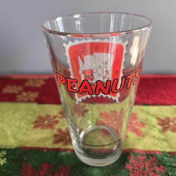 Charlie Brown w Santa Hat & Christmas Tree w (Peace)(Peanuts) 16oz Pint GlassR - Picture 14 of 16